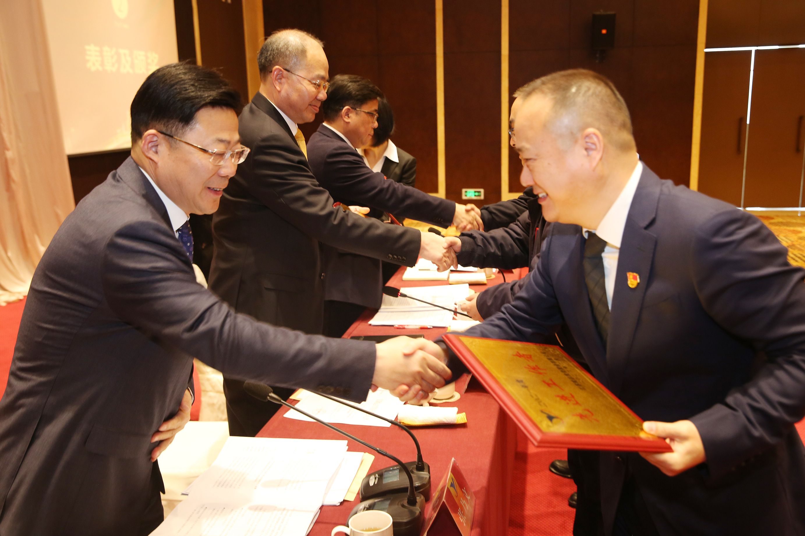 20220210214550_gtiu96qpwg 股份公司2021年度工作会议 3_眸目压缩.jpg