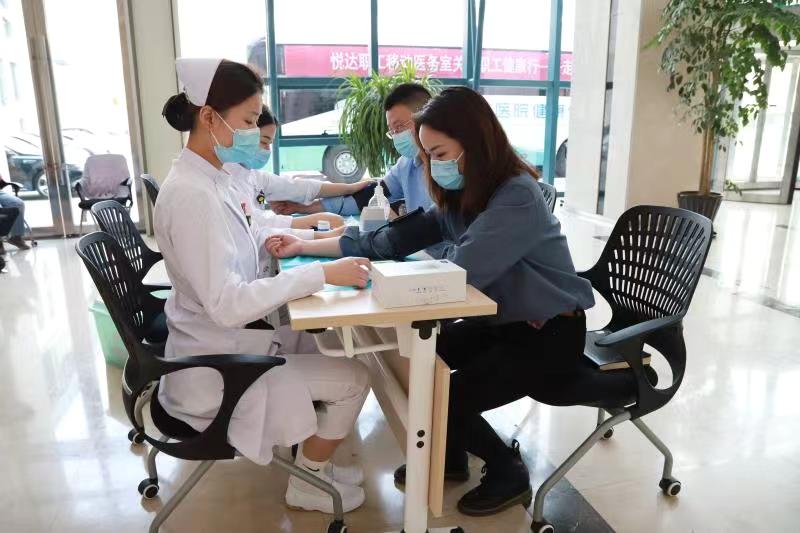 20220523191413_f3q0yt5d2v bevictor伟德职工移动医务室关爱职工健康杏转走进本钱公司1.jpg