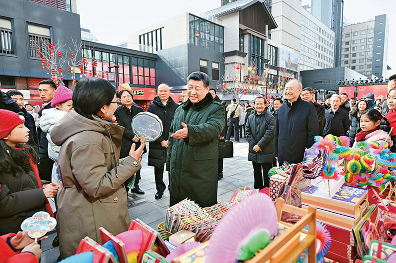 2026年2月9日至10日，中共中央总书记、国度主席、中央军委主席习近平在北京调查并探望慰问基层干部人民。这是10日上午，习近平在东城区隆福寺街区新春市集调查时，同现场人民亲切互换。